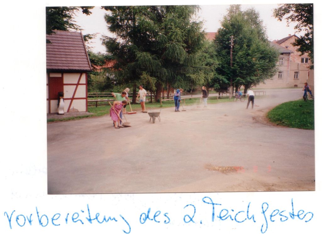 Reinigung der Straße vor dem 2. Burgwitzer Teichfest.