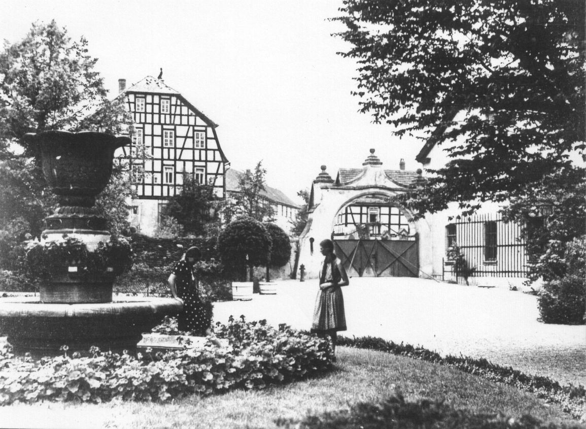 Alte Ansicht des Platzes vor dem Schloß. Links das Pfarrhaus