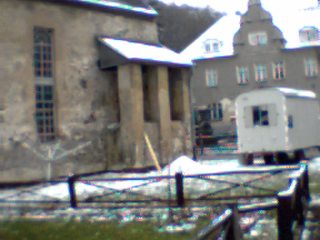 Bauwagen vor der Kospodaer Kirche