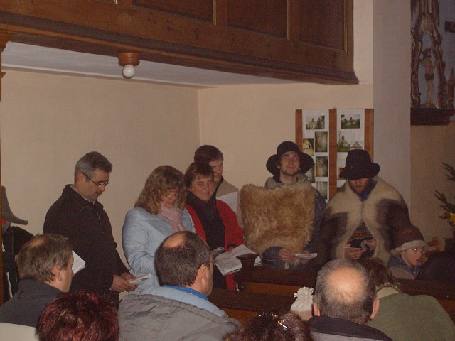 Der linke Flügel des Chores beim Krippenspiel 2007 in Burgwitz. Aufgenommen von Rico Krause am 24.12.2007.