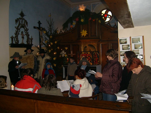 Die Schauspieler singen beim Krippenspiel 2007 in Burgwitz. Aufgenommen von Rico Krause am 24.12.2007.