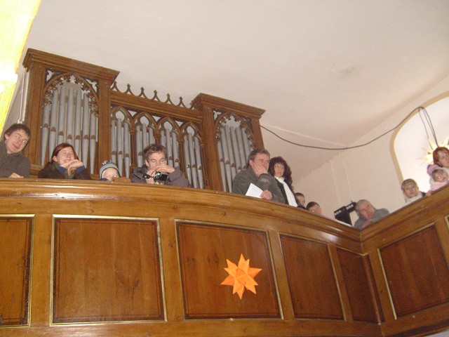 Zuschauer vor der Orgel beim Krippenspiel 2007 in Burgwitz. Aufgenommen von Rico Krause am 24.12.2007.