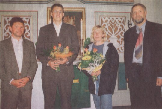 Mit Blumen bedanken sich bei Gudrun Riehmer und Ronny Schwalbe, die sich besonders bei der Sanierung der Kirche engagierten, Pfarrer Dieter Wolf (r.) und der Bürgermeister der Gemeinde Kospoda, Thomas Jung.