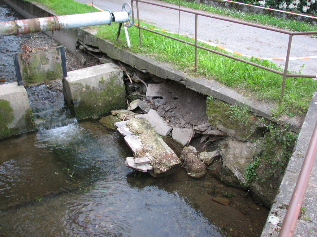 Deutlich zu sehen ist hier, dass der Bach im Laufe der Jahre die Mauer beschädigt hat