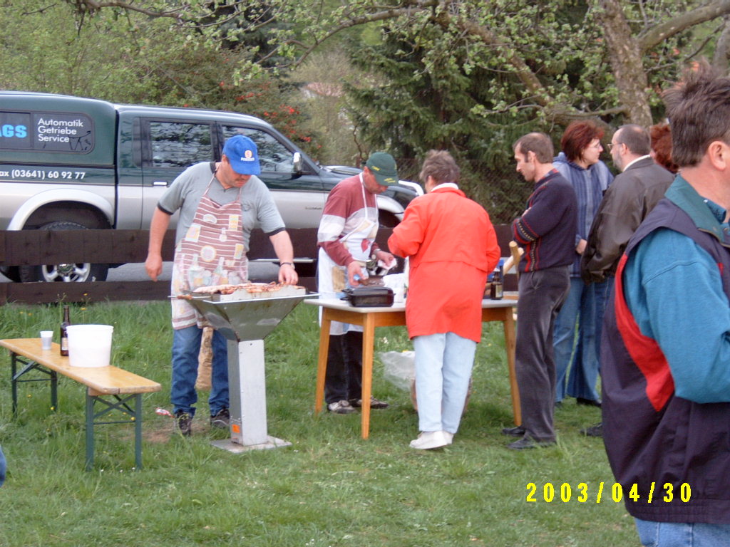 Verpflegungsstelle beim Maibaumsetzen 2003 in Kospoda.