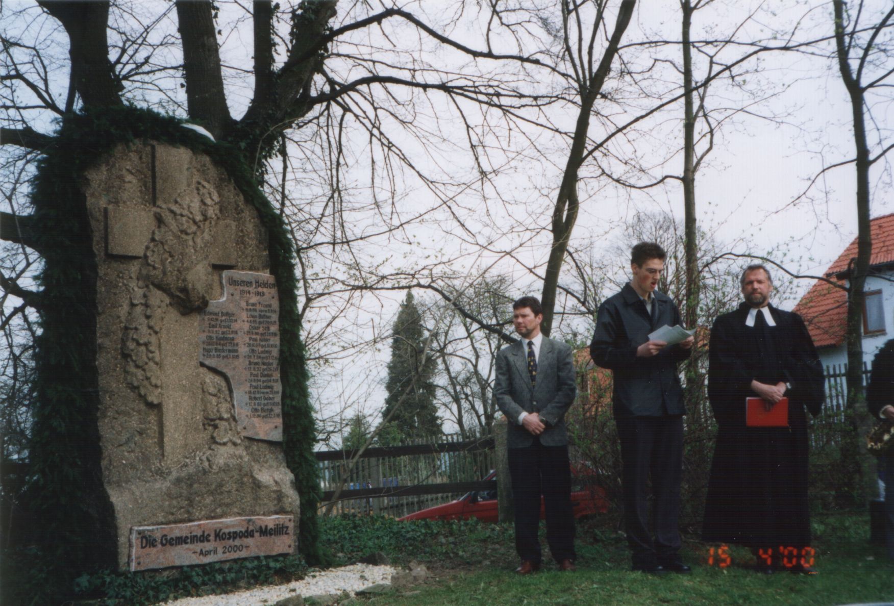 Thomas Jung, Ronny Schwalbe und Pfarrer Dieter Wolf vor dem Kospodaer Kriegerdenkmal.